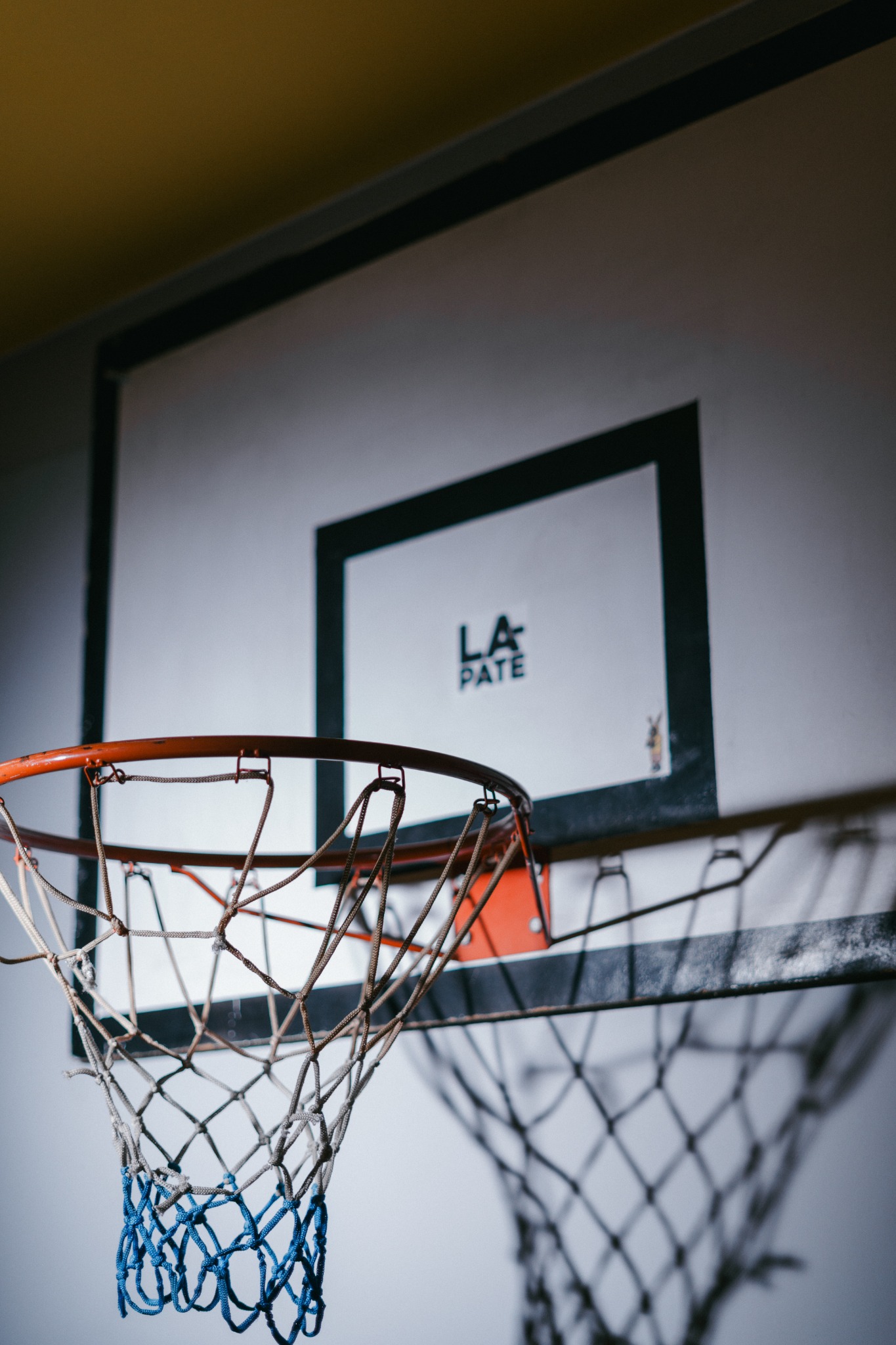 Aro de baloncesto y logotipo de La Pate dentro del restaurante